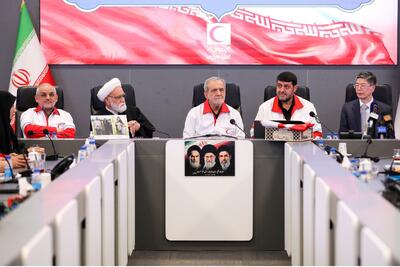  تصاویر: پزشکیان با لباس هلا‌ل‌احمر