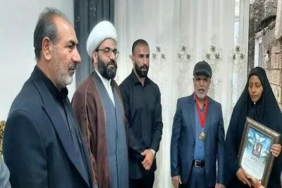  قهرمان کشتی آزاد مدال خود را خانواده شهید پاپی اهدا کرد
