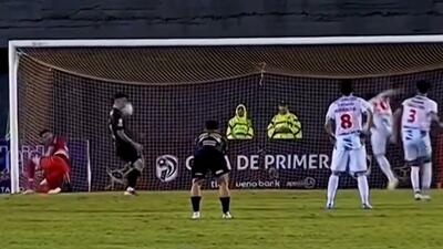  عجیب ترین پنالتی ای که تا به حال دیده اید!