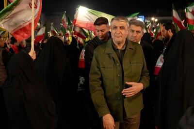  محمد اسلامی در گردهمایی مردمی‌ میدان انقلاب حضور یافت