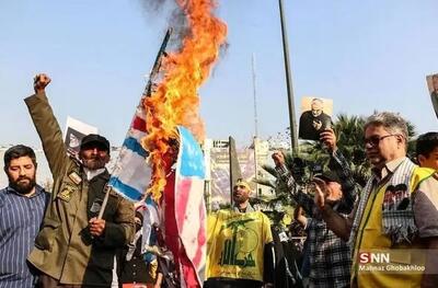  بنر نصب شده در مرکز تهران جلب توجه کرد