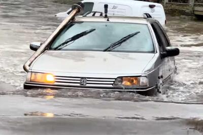  پژو 405 یا زیردریایی؟! عبور حماسی پیرمرد فرانسوی از سیلاب عمیق - پدال