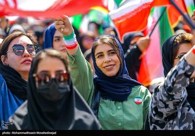  حضور زنان و دختران با اسلحه های مختلف جنگی در راهپیمایی دختران جانفدا - تسنیم