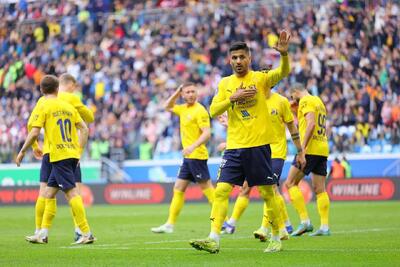  محبی با گل به نیمکت منتقل شد!