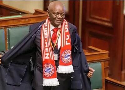  حرکت جالب پدر کمپانی: با شال بایرن در مجلس بلژیک!