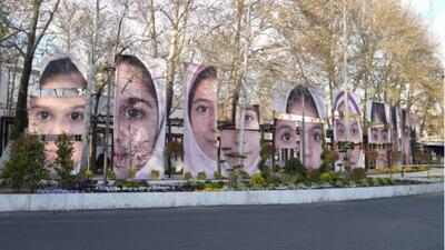  چیدمان هنری چشمان میناب در میدان تجریش تهران