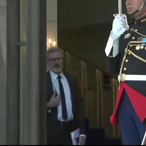  استقبال عجیب و بیش از حد خودمانی مکرون از ملونی! + فیلم