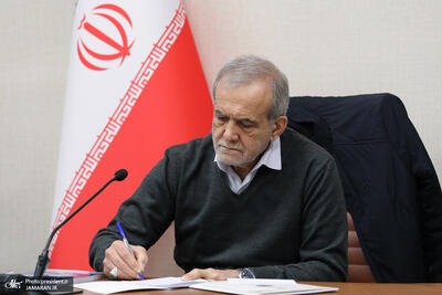  پزشکیان: ارتش، نهادی برخاسته از متن مردم، نماد عزت، اقتدار و استقلال ملی است/ مردم‌محوری و پیوند عمیق با آحاد جامعه ویژگی‌ ممتاز ارتش جمهوری اسلامی است/ حضور سرافرازانه در جنگ رمضان نماد روشنی از ایستادگی و شهامت ارتشیان در دفاع از کیان کشور است