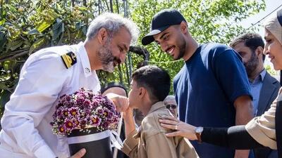  استقبال پرشور مردم از قهرمان بازمانده ناوشکن دنا + تصاویر