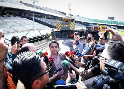  ثابت قدم: بودجه‌ای برای تعویض چمن آزادی تخصیص پیدا نکرده است