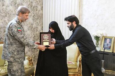  اهدای نشان فداکاری به خانواده سیدالشهدای نیرو‌های مسلح