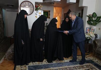  دیدار معاون حقوقی بنیاد شهید با خانواده‌های شهدای جنگ رمضان در البرز - تسنیم