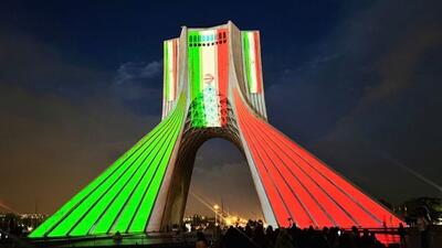  اجرای برج‌نگاره شهدای مدرسه میناب بر بدنه برج آزادی