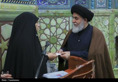  اهدای پول‌های تبرکی کیف دانش‌آموز شهید میناب به مسجد جمکران  عکس - تسنیم