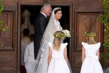  چرا ساقدوش‌ها مثل هم لباس می‌پوشند؟