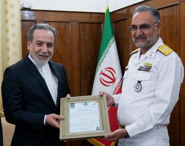  دیدار جانشین فرمانده نیروی دریایی ارتش با عراقچی