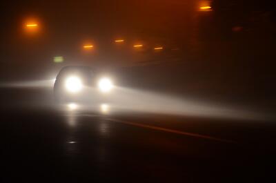  رانندگان چه زمانی باید از نور بالا استفاده کنند؟ بایدها و نبایدهای روشنایی چراغ‌های جلو - پدال