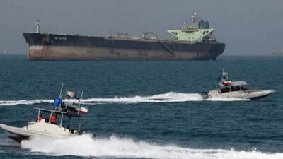  نیروی دریایی سپاه دو کشتی متخلف را در تنگه هرمز توقیف و به آب‌های سرزمینی  منتقل کرد