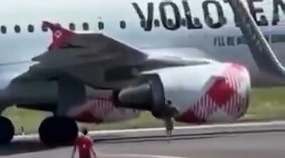  لحظه مرگ وحشتناک با چرخ شدن در موتور هواپیما