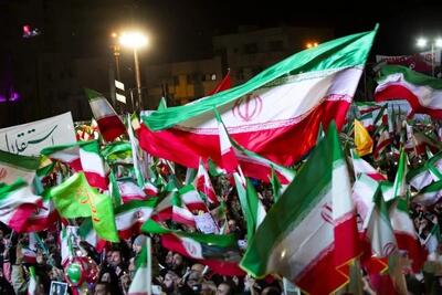  تصاویری از حضور مردم در میدان انقلاب تهران