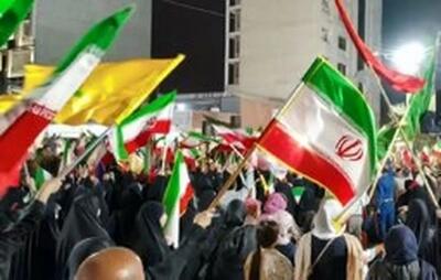  حضور یک زن در تجمع شبانه تهران با طوطی سبز