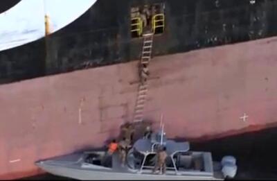  اولین تصاویر از توقیف کانتینربرها در تنگه هرمز