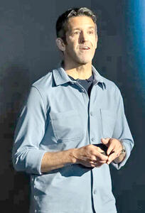  سکان اپل در دست مرد پشت صحنه