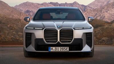  سکوتی که زور می‌زند لوکس باشد؛ روایت تلاش BMW 7 Series برای رسیدن به جایی که هنوز مالک اسمش مرسدس است