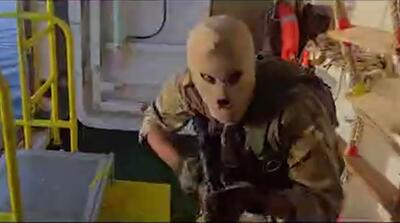  نخستین تصاویر توقیف دو نفتکش توسط کماندوهای سپاه