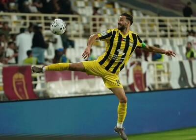  احمد نور آمد و بازوبند را تحویل گرفت