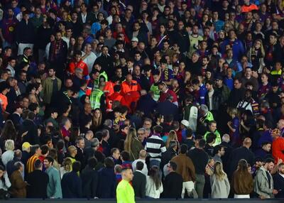  دلیل توقف ۱۵ دقیقه‌ای بازی بارسلونا