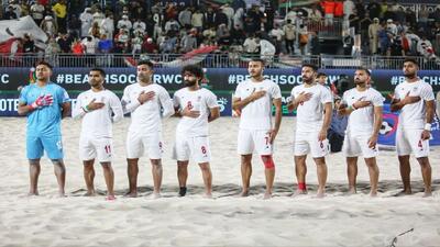  ادای احترام ملی پوشان فوتبال ساحلی به سرود و پرچم ایران قبل از بازی با امارات+ فیلم