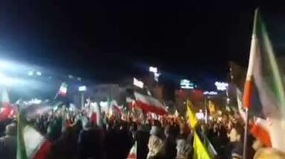  مردم در میدانی در تهران، با صدای بلند به کل کشور اعلام کردند که مردم و مسئولان، یکپارچه و متحد علیه دشمن هستند