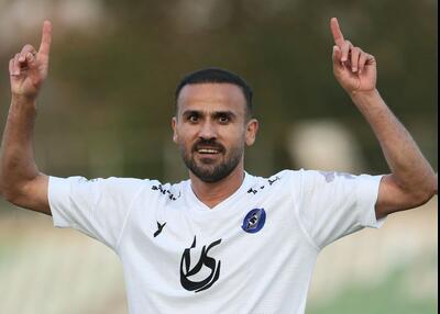  مهاجم 40 ساله بی‌سرو صدا به فوتبال برگشت!