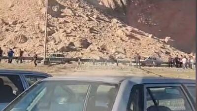  انسداد آزادراه پردیس-تهران به دلیل ریزش کوه/ عملیات رهاسازی خودرو‌ها ادامه دارد + فیلم