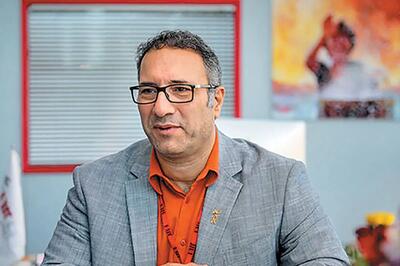  حضور کارگردان «یه حبه قند» همراه با نوه‌هایش در تجمعات