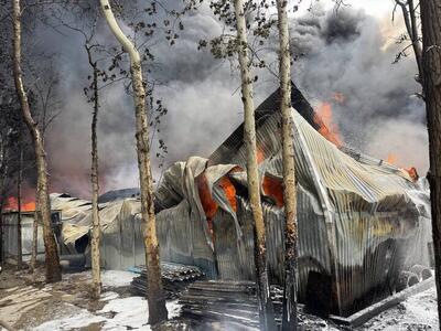  اعزام ۳۰ خودرو آتش‌نشانی برای مهار آتش‌سوزی کارخانه چسب در البرز