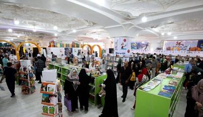  نمایشگاه کتاب در میادین اصلی شهر یا در خیابان انقلاب برپا شود