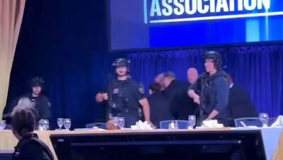  لحظه زمین خوردن ترامپ حین عملیات فرار در پی تیراندازی در ضیافت خبرنگاران کاخ سفید