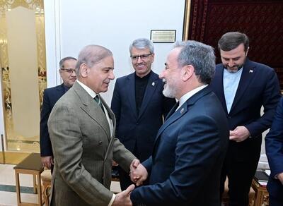  گفت‌وگوی تلفنی عراقچی با وزرای خارجه مصر و ترکیه/ پزشکیان به رییس‌جمهور پاکستان: آمریکا برای فراهم شدن بستر حل‌وفصل مسائل، ابتدا محاصره را کنار بگذارد / تهاجم مجدد اسرائیل به جنوب لبنان با ۶ شهید و ۱۷ زخمی / ادعای وال استریت ژورنال: هیئت‌های واشنگتن و تهران ممکن است در روزهای آینده با یکدیگر دیدار کنند