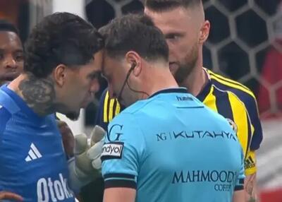  جنون در استانبول: ادرسون داور را فحش داد و رفت!