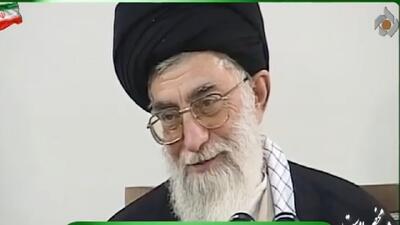  فیلمی از شعرخوانی محمدعلی بهمنی در حضور رهبر شهید انقلاب