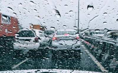  بارش باران و مه‌گرفتگی در جاده‌های ۷ استان | این محورها مسدود است