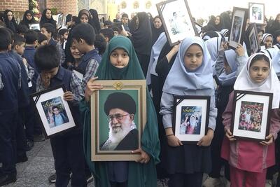  سلامی کودکانه به امام مهربانی‌ها | زیارت نیابتی کودکان مشهدی در حرم مطهر امام رضا(ع) به یاد ۱۶۸ شهید دانش‌آموز میناب