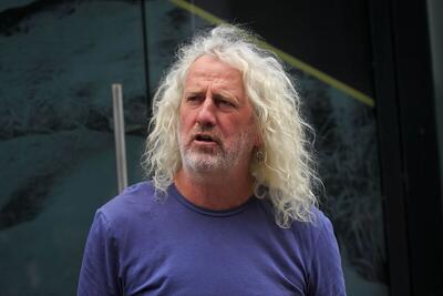  حضور سیاستمدار ایرلندی با پرچم ایران در ورزشگاه سن‌سیرو + عکس