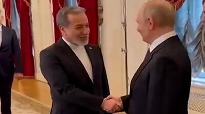  مکالمه جالب پوتین و عراقچی و زبان بدن معنادار + زیرنویس