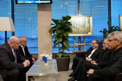  تصاویری از ورود عراقچی به سنت‌پترزبورگ