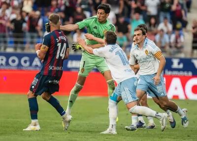  دروازه‌بان پس از اخراج دیوانه شد! (عکس)