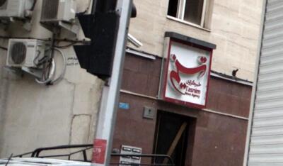  شعارنویسی تندروها روی درب ساختمان تسنیم