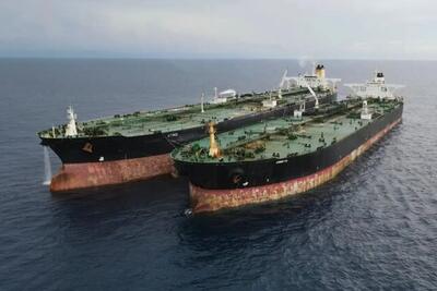  تانکر ترکرز: یک ابر نفتکش VLCC حامل ۲ میلیون بشکه نفت، همچنان در ایران است و هنوز حرکت نکرده/ بیست ابر نفتکش VLCC بدون محموله برای بارگیری نفت در دسترس هستند که از این تعداد، چهار فروند تحریم نیستند